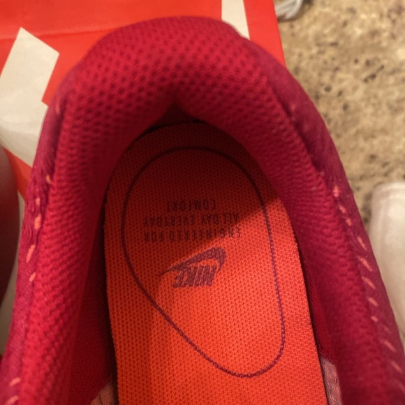 Nike Red Burgundy Tennis Shoes unique color - Picture 4 of 6